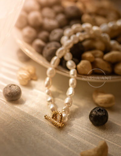 Fotografia produktowa złoty naszyjnik z pereł naturalnych